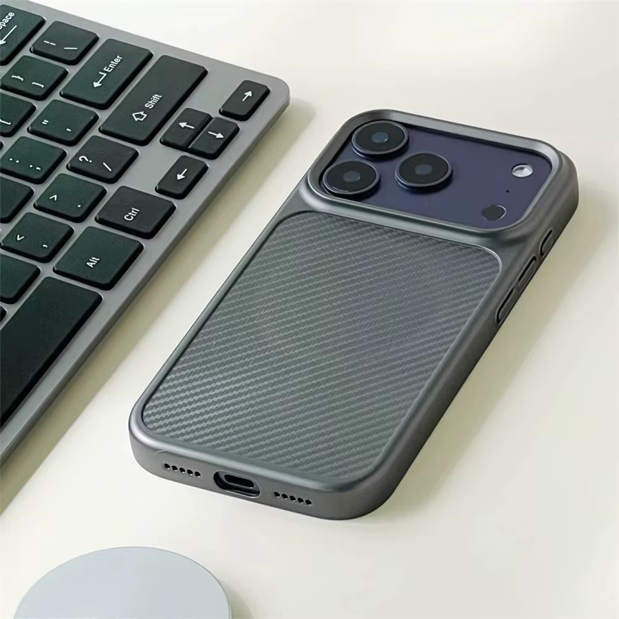 YX Luxus Business Schutzhülle mit Carbonfaser-Muster für iPhone 17, iPhone 16 und iPhone 15 Pro Max, matt, Gold, kompatibel mit MagSafe für magnetisches kabelloses Laden - Bild 2