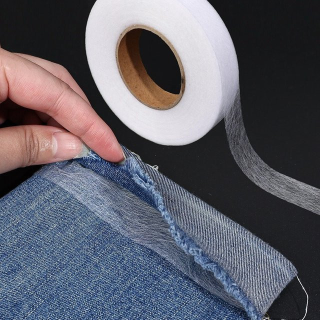 Selbstklebender Vliesstoff zum Aufbügeln mit doppelseitiger Einlage für DIY-Nähprojekte und zum Verkürzen von Hosen, 64 m Rolle - Bild 1