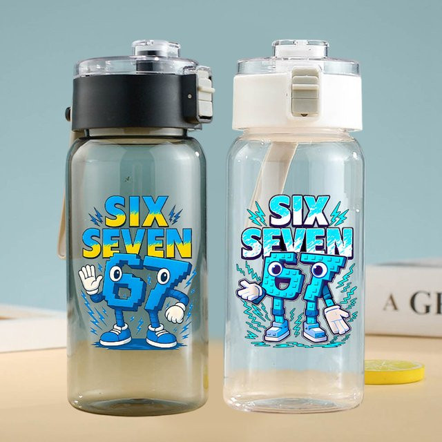 Potdemiel Wasserbecher Transparent mit Cartoon-Aufdruck, 600 ml, Tragbarer Sportbecher mit Flip-Deck - Bild 1