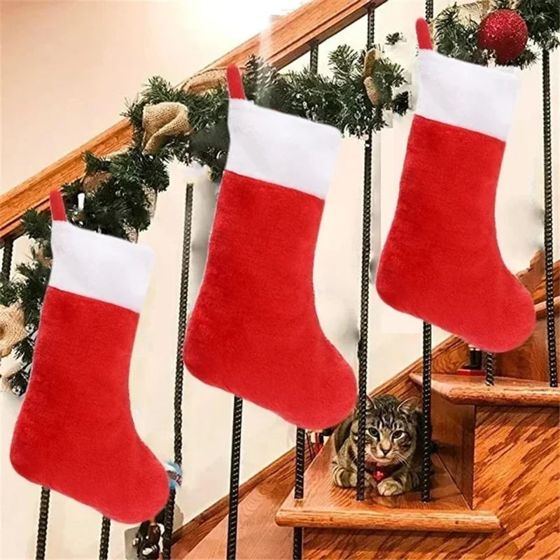 Weihnachtsmann Socken aus Stoff als Hängeornamente für den Weihnachtsbaum in Rot - Bild 1