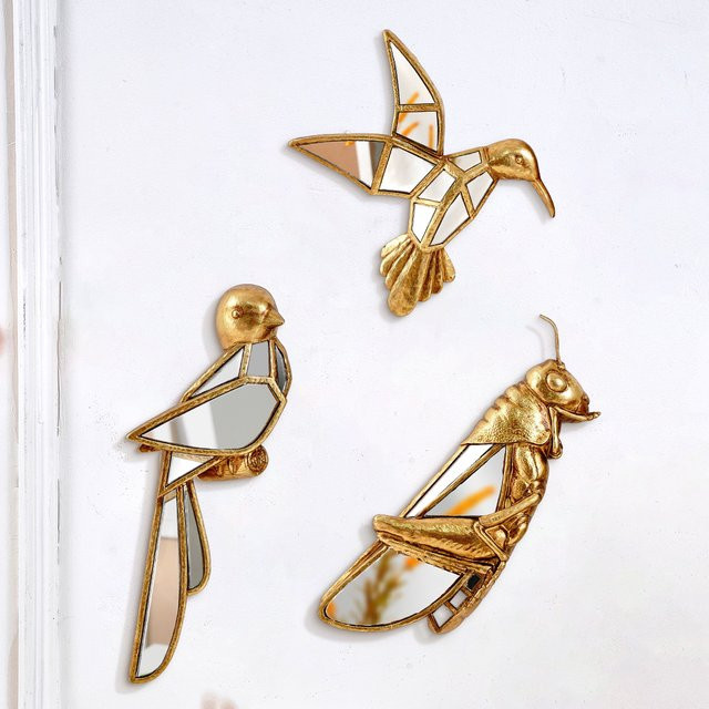 Kreatives Hängeornament aus Harz in Gold mit Goldspatz und Heuschrecke als Wandbehang zur Heimdekoration - Bild 1