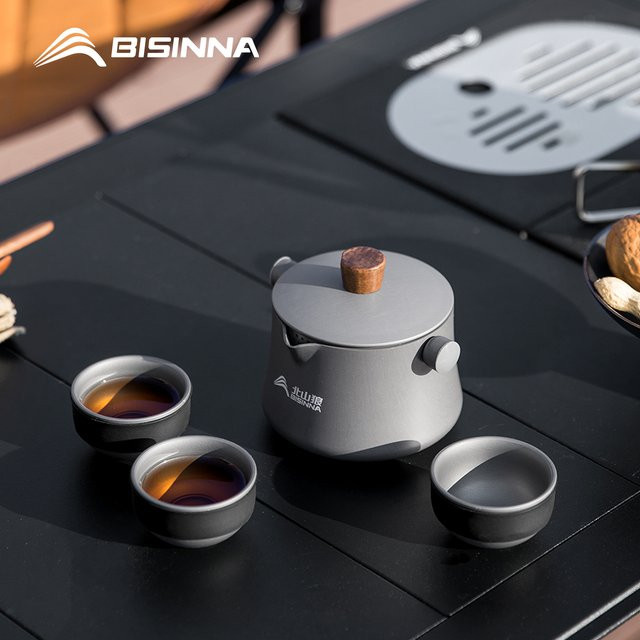 BISINNA Tragbares Reise-Teeset aus Aluminiumlegierung in Grau mit Teekanne, drei Teetassen, Infuser und Tragetasche, zusammenklappbar für Camping und Picknick - Bild 1
