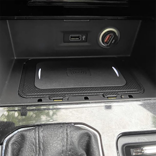 Carinway Kabelloses Auto-Ladegerät 15 W Handy-Ladepad in Schwarz für VW Jetta MK7 T-Cross T-Roc Teramont Phideon - Bild 1