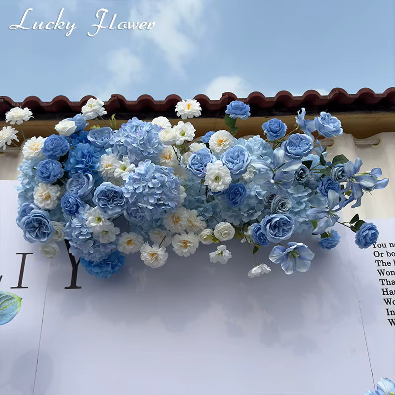 Blaue künstliche Blumenreihe für Hochzeitsdekoration als hängende Dreiecks-Blumenreihe mit Blättern und floralen Elementen - Bild 2