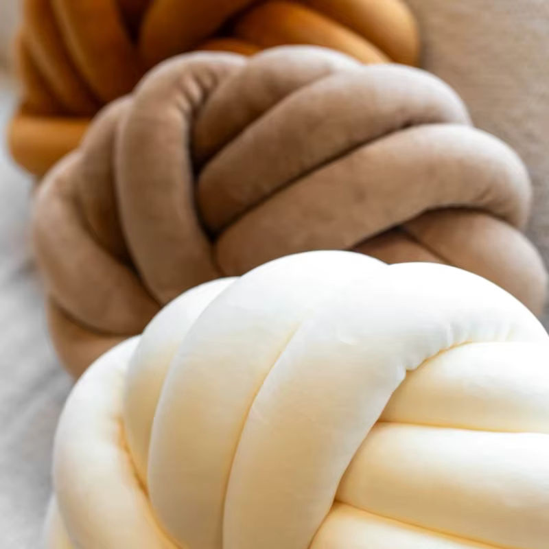 Dekoratives inyahome Knoten-Kissen aus Samt in Beige, rundes Kissen für Wohnzimmer und Schlafzimmer - Bild 3