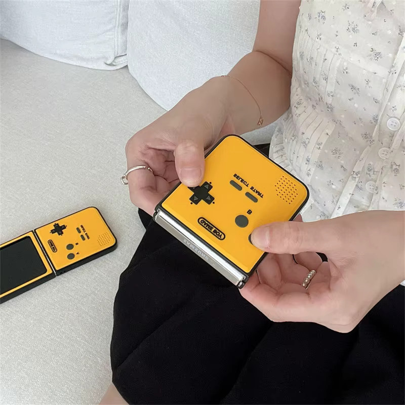 Samsung Galaxy Z Flip 6 Handyhülle im 3D Game Boy Design aus hartem PC, stoßfeste Rahmenabdeckung, Gelb - Bild 4