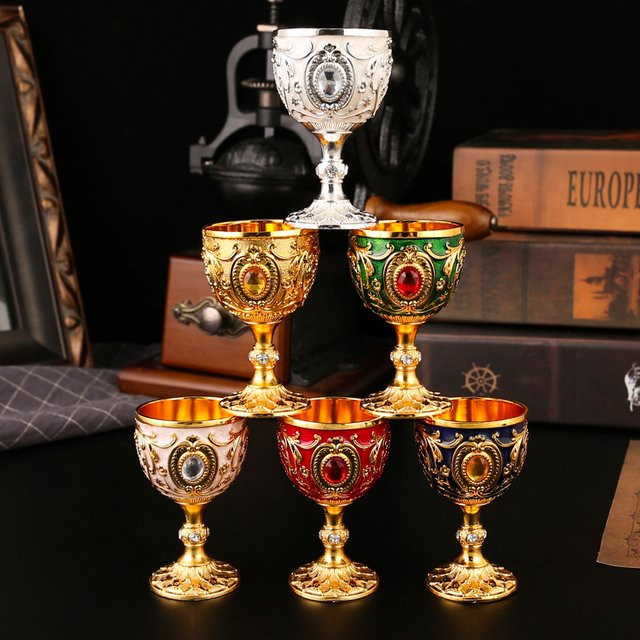 Retro Metallbecher mit Blumenprägung in Gold für Weißwein und Spirituosen - Bild 1
