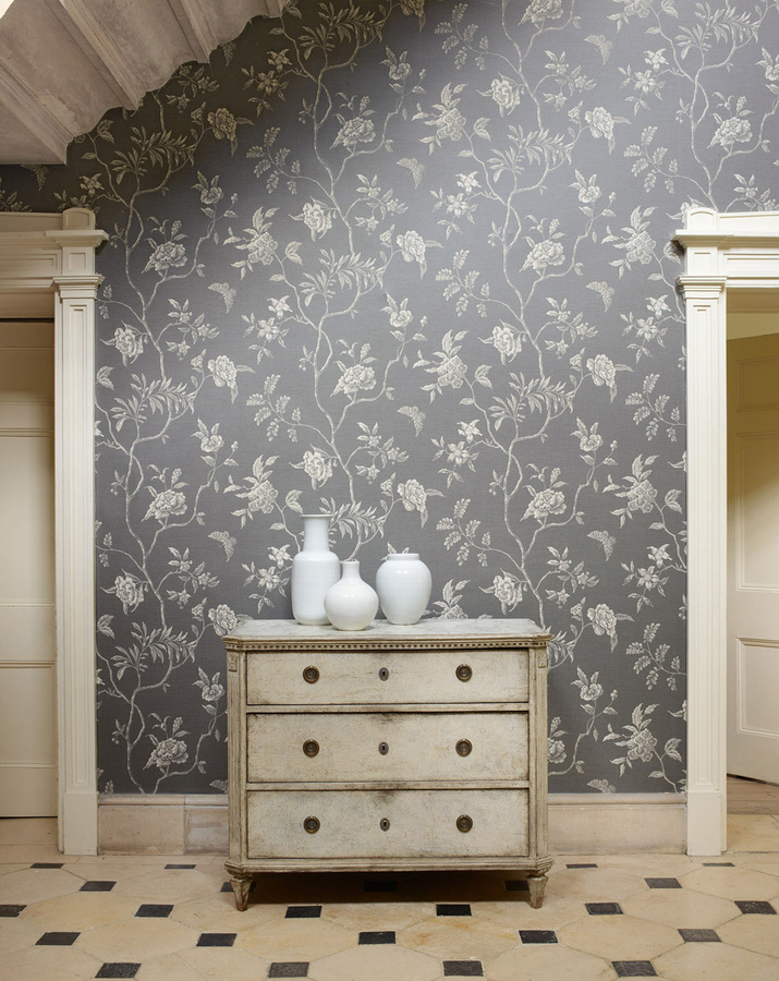 Colefax & Fowler Tapete Swedish Tree in Anthrazit und Grau mit botanischem Floral-Design - Bild 1