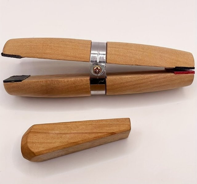 Handgefertigtes Ringklemmhalter Set aus Holz in Braun für Schmuckherstellung und Steinschnitzerei - Bild 1