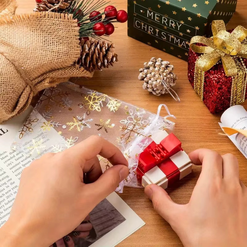 Rote Organza Geschenkbeutel mit Schneeflocken-Heißdruck und Kordelzug für Weihnachten und Partys - Bild 3