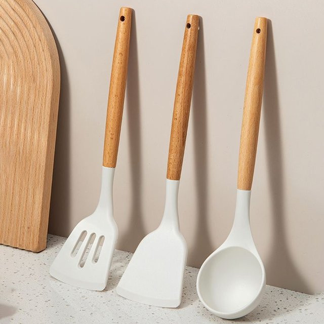 Küchenutensilien-Set aus Silikon mit Holzgriff in Weiß, kratzfest und ideal für antihaftbeschichtete Töpfe - Bild 1