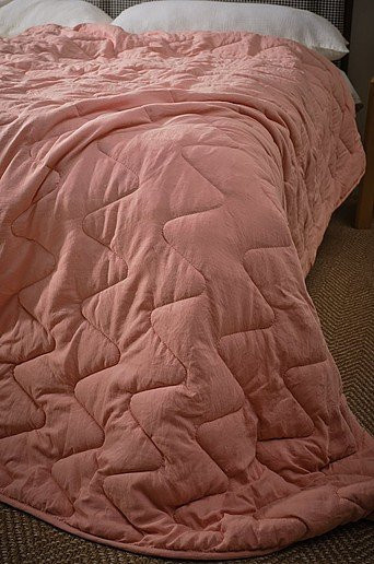 Jotex RORY Tagesdecke Pink mit geometrischem Design aus Polyester, gesteppt - Bild 1