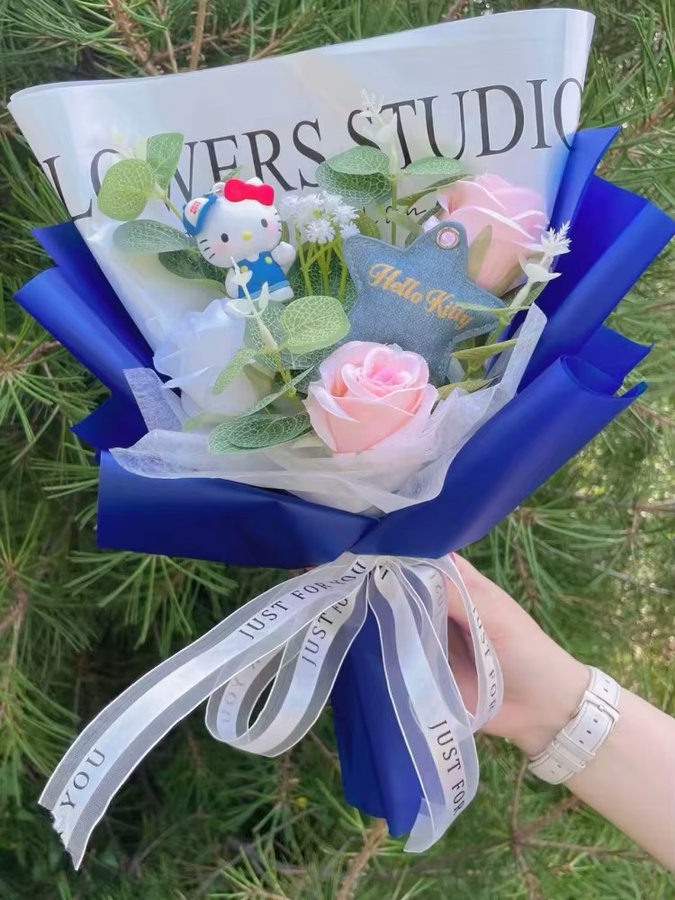 Sanrio Hello Kitty Blumenstrauß mit künstlichen Häkelblumen in Pink - Bild 2