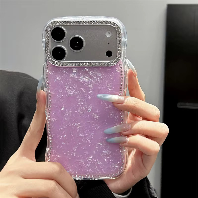 Luxuriöse Apple iPhone Schutzhülle mit Muschelmuster und Glitzer-Diamant-Wellenrahmen in Gelb - Bild 1