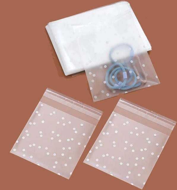 100 Stück transparente Zellophanbeutel von Ailimi mit weißem Schneeflocken- und Punktmuster, selbstklebende Kunststoffverpackung für Süßigkeiten und Kekse - Bild 1