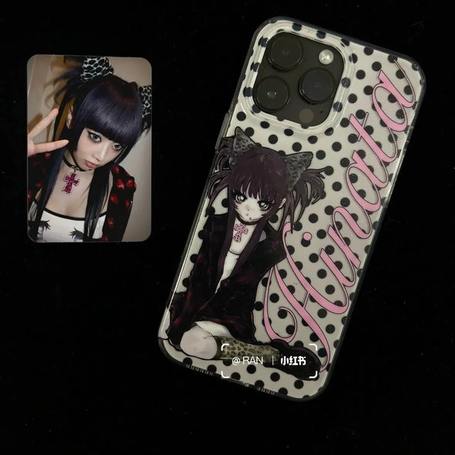 Schwarze Handyhülle mit Polka-Dot Y2K Design und Feder-Textur für Samsung Galaxy S26 S25 S24 S23 S22 S21 FE Ultra Plus 4G 5G - Bild 1