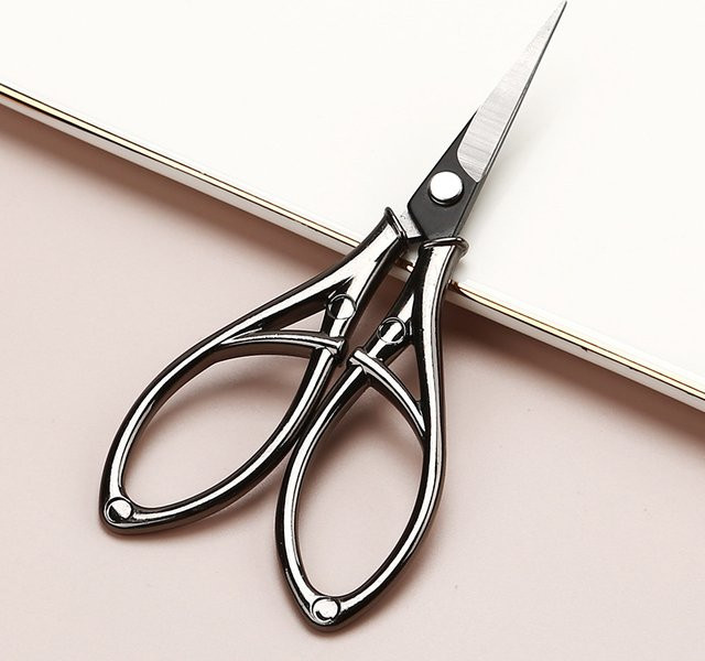 Präzisions-Stickschere aus Metall in Silber und Grau mit ergonomischen Griffen für Kreuzstickereien und Fadenbesatz - Bild 1