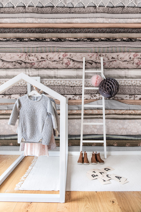 Rebel Walls Mural Her Royal Slumber Vintage Wandtapete in Grau, Beige und Multicolour - Bild 1