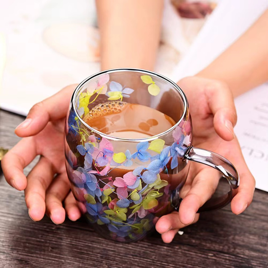 Doppelwandige Kaffeetasse aus Hochborosilikatglas von BLUELANS mit buntem Blütenblatt-Design, 350 ml - Bild 2