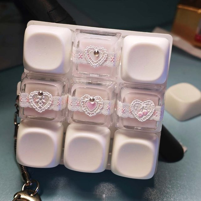 GEVBAY 4-teiliges Koreanisches Tastenkappen-Set in Rosa mit Spitze, Herz und Schleife aus Harz für mechanische Tastaturen mit Cherry MX Schaltern (ESC und Pfeiltasten) - Bild 1