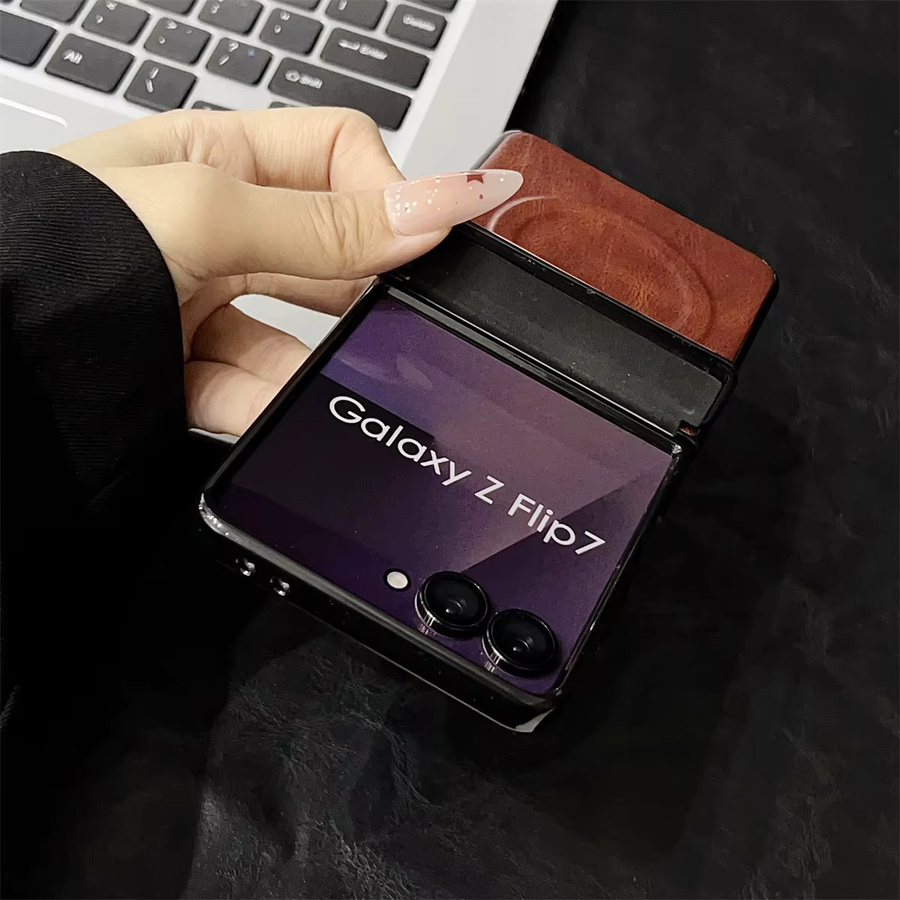 Luxuriöse Retro-Leder-Handyhülle für Samsung Galaxy Z Flip 7 und Z Flip 7 FE in Braun mit Scharnierschutz und magnetischer Rückabdeckung - Bild 2