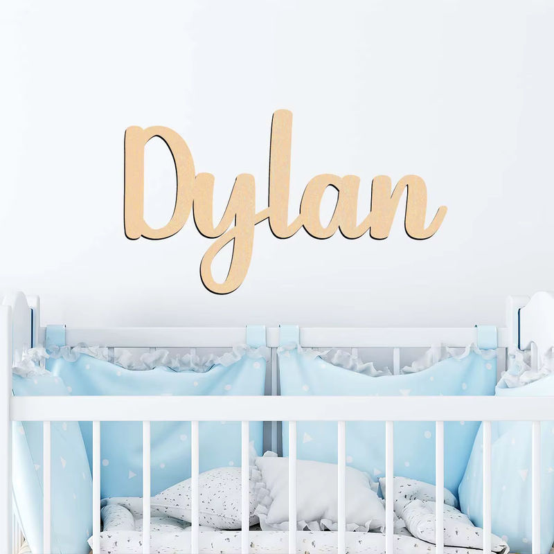 Personalisiertes Holzschild mit individuellem Namen in Beige, handgefertigte Wanddekoration im klassischen Stil, B/H: 30 x 30 cm - Bild 5