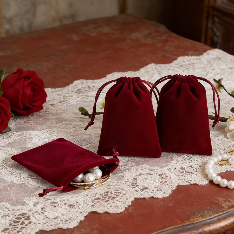 5 Stück elegante Samtbeutel mit Kordelzug in Rot für deine Schmuckaufbewahrung und zum Präsentieren von Anhängern oder Ornamenten - Bild 3