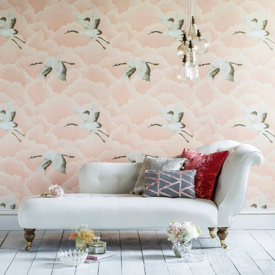 Harlequin Tapete Cranes in Flight in Blush Pink mit Kranich-Motiv und floralem Art-Deco-Design - Bild 1