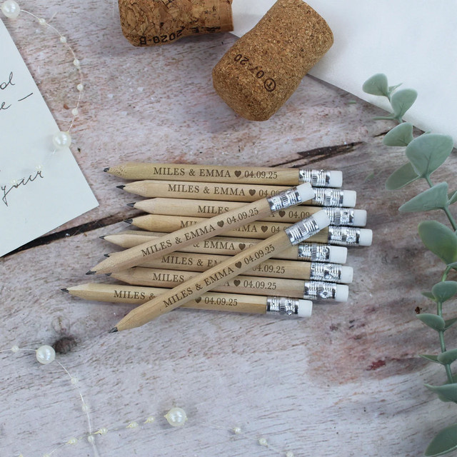 10 Stück personalisierte Holzstifte mit Gravur als individuelle Hochzeitsgeschenke für Gäste in Beige - Bild 1