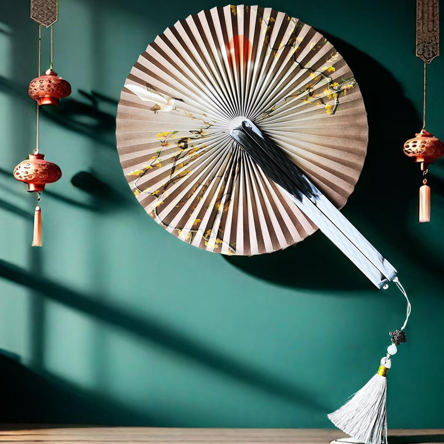 Traditioneller chinesischer Faltfächer von chenxiaogang mit Blumendesign und Quaste in Hellbraun und Rot - Bild 2