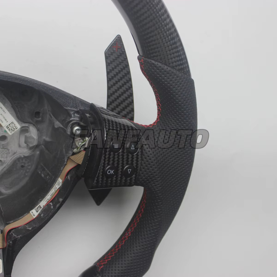 Carbon Lenkrad mit Schaltwippen für Volkswagen Golf 5 Mk5 GTI, Jetta, Bora, R36, R32, EOS und Passat B6 in Schwarz - Bild 3