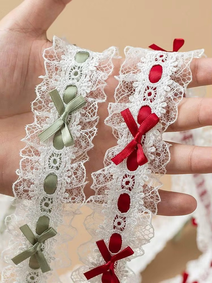 Handgefertigte weiße Spitzenborte mit Blumenmuster, Schleifen und Plissee als Rüschenband für Bastelarbeiten und Babypartys, Länge: 1 Yard - Bild 3