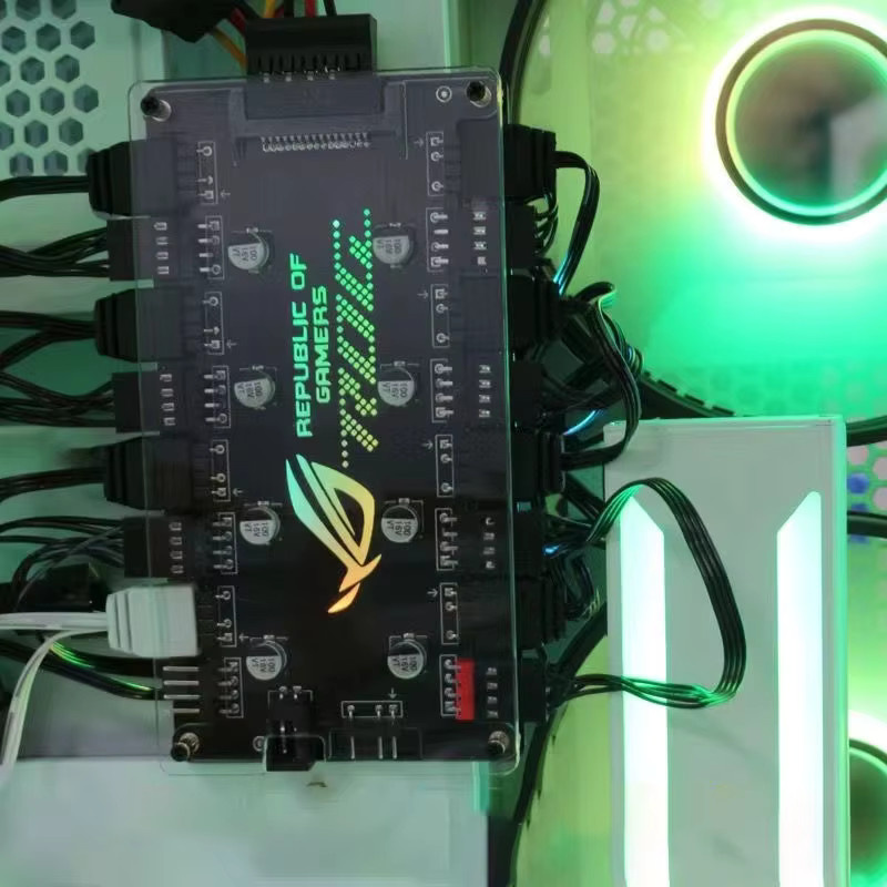AuyiHomu Dualer 8-Kanal-PWM-ARGB-Lüfter-Hub in Schwarz mit magnetischer Rückplatte und beleuchtetem Logo, unterstützt 5V 3-Pin und 12V 4-Pin Gehäuselüfter, SATA-Betrieb - Bild 3