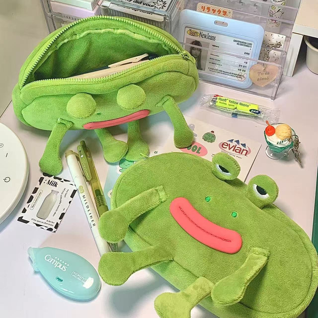 Grünes Frosch-Federmäppchen aus weichem Plüsch mit Reißverschluss und großen Augen - Bild 1