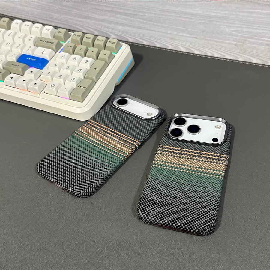 Magnetische iPhone 17 und iPhone 16 Pro Max Hülle mit Kohlefaser-Textur im koreanischen Stil und Kameraobjektiv-Schutz aus hartem PC - Bild 2