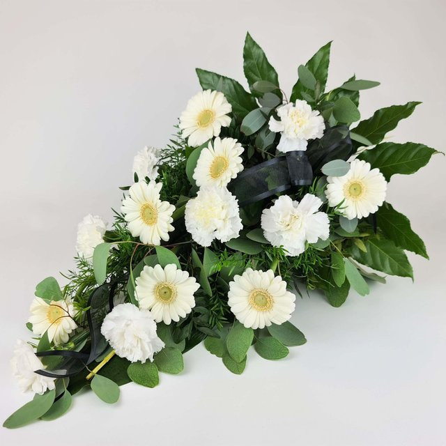 Blumenversand Edelweiß Arrangement Gerbera Carnation Eucalyptus White Sympathy and funeral - Bild 1