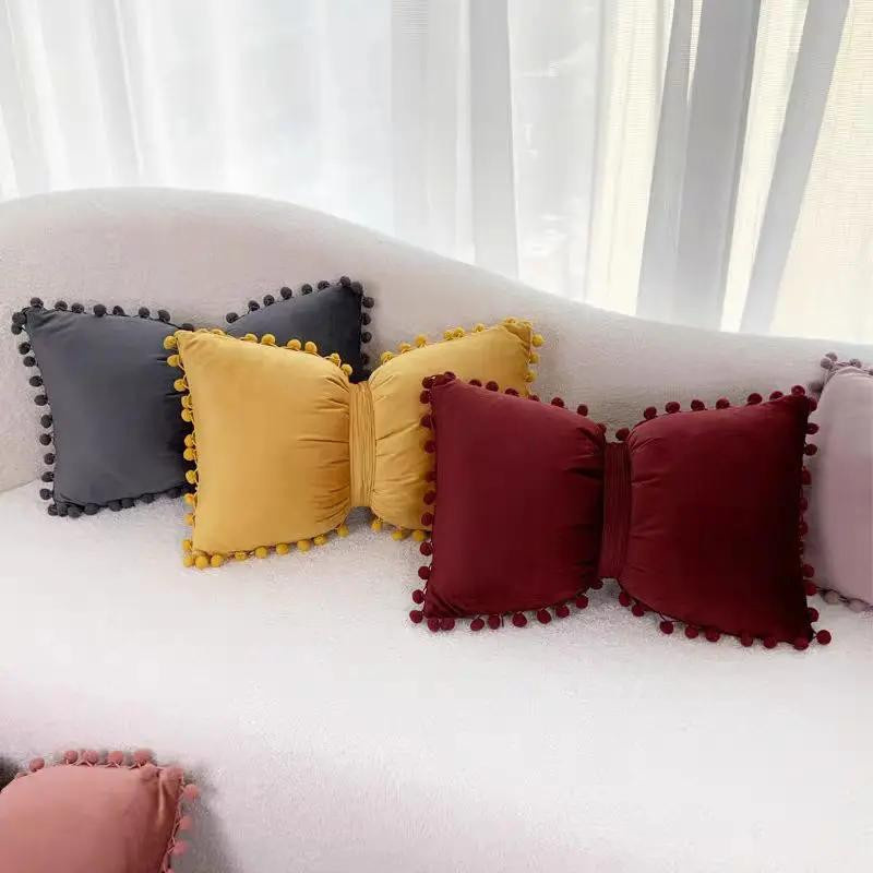 Dekorativer Samtschleifen-Kissenbezug mit Pompoms in Grün, B/H: 30 x 50 cm - Bild 2