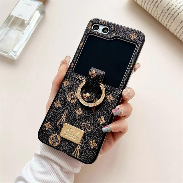 Stoßfeste Handyhülle mit Luxus Retro Muster und Kettenarmband für Samsung Galaxy Z Flip 5 4 3 5G in Schwarz - Bild 1