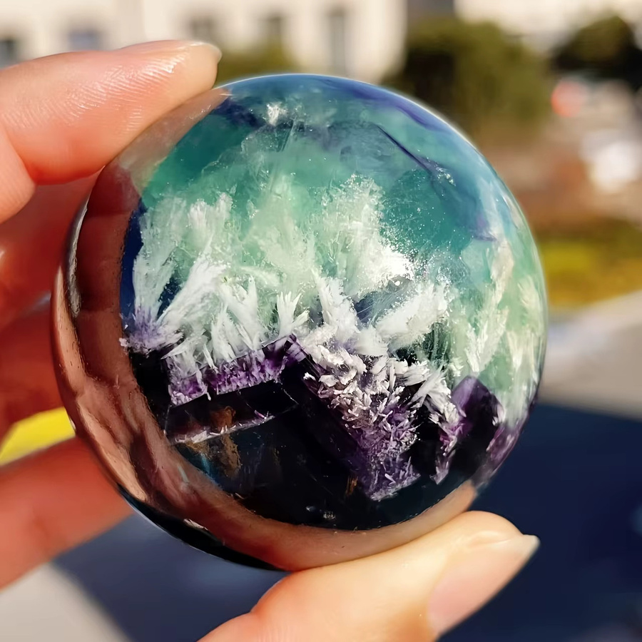CrystalHola Feder-Fluorit-Kugel mit Regenbogenfarben und weiß-lila Streifen, runde Kristallkugel zur Dekoration - Bild 3