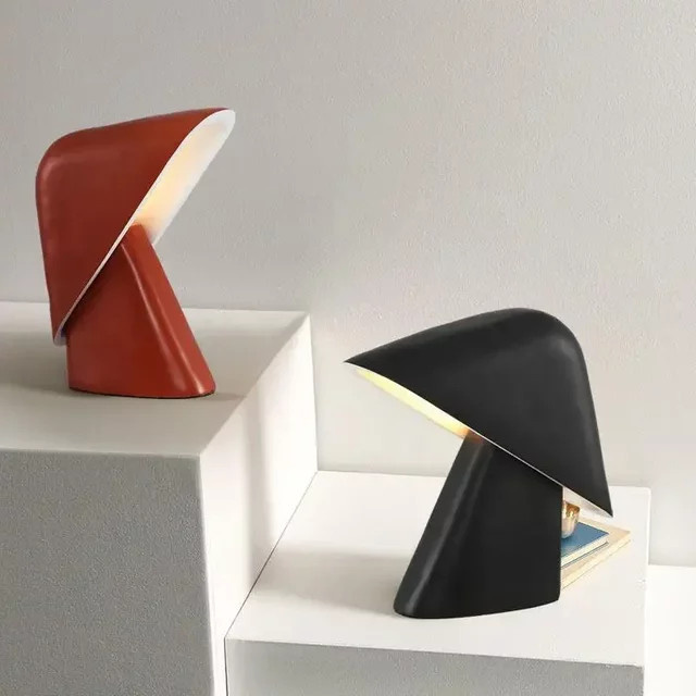 JIANKEXING LED Schreibtischlampe in Braun mit warmweißem Licht, minimalistisches Design aus Harz für Schlafzimmer, Wohnzimmer und Home Office - Bild 1