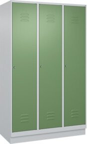 C+P Spind Classic PLUS Garderobenschrank mit Sockel, 3 Abteile, H x B x T: 195 x 120 x 50 cm, Farbe: Grau/Grün, mit Zylinderschloss, 4 Garderobenhaken und mittiger Trennwand - Bild 1