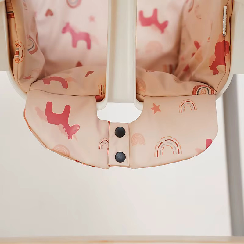 Maschinenwaschbarer Baby-Hochstuhlbezug mit Grafikdesign in Pink und Multicolour als weiches Sitzkissen für Kleinkinder - Bild 2