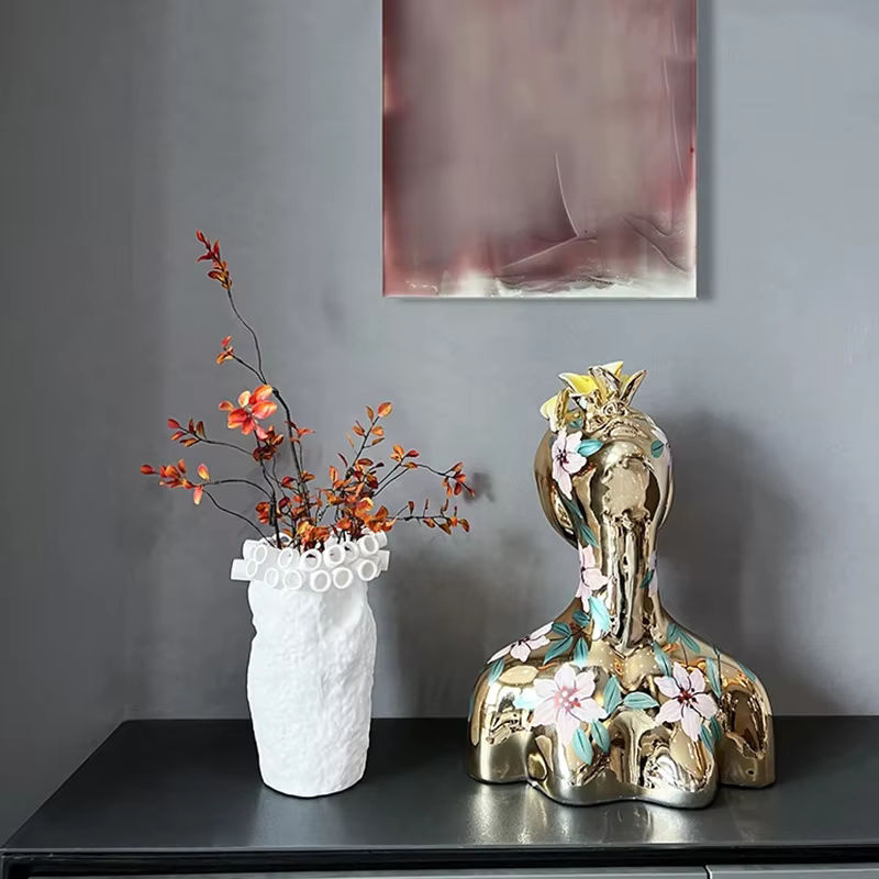 Abstrakte Keramik-Skulptur einer Göttin in Gold als dekorative Halbkörper-Statue für dein Wohnzimmer - Bild 3