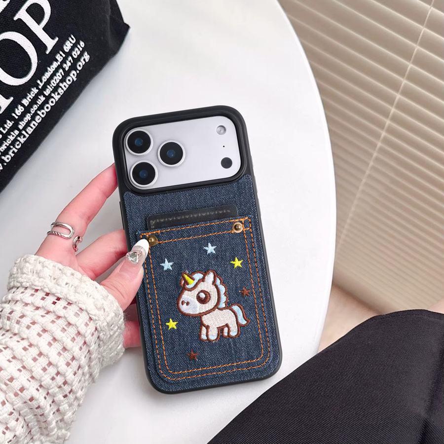 Niedrige iPhone Handyhülle aus Denim-Kunstleder in Blau mit besticktem Pferd und Kartensteckplatz im koreanischen Cartoon-Stil - Bild 6