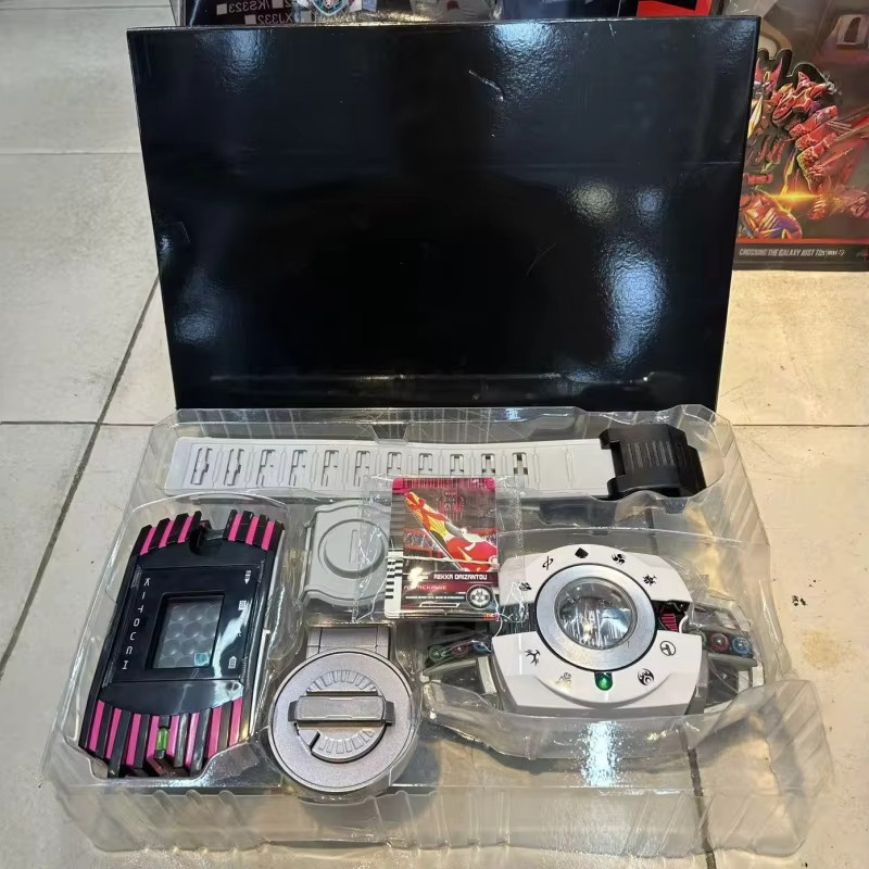 Bandai Kamen Rider CSM Remastered Emperor Rider Driver God Brand K Touchscreen DX Actionfigur, Weiß/Karmesinrot - Bild 2