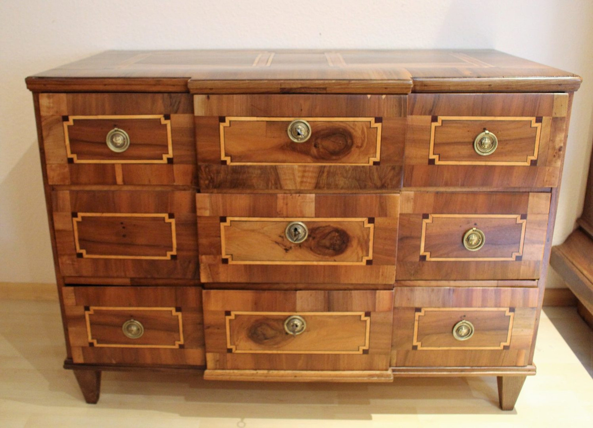 Antik-Kommode Louis Seize aus Nussbaum in Braun, B/T/H: 118 x 62 x 87 cm - Bild 1