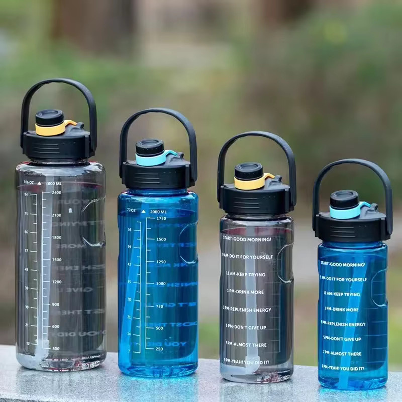 Lusqi Sport Trinkflasche aus Kunststoff mit Strohhalm und Zeitstempel, transparent/schwarz, 1,5 l bis 3 l - Bild 4