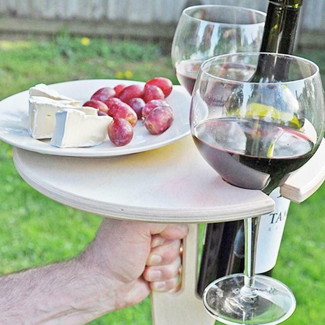 Tragbarer und zusammenklappbarer Weintisch aus Holz in Braun und Beige mit Weinglashalter für Picknick und Garten - Bild 1