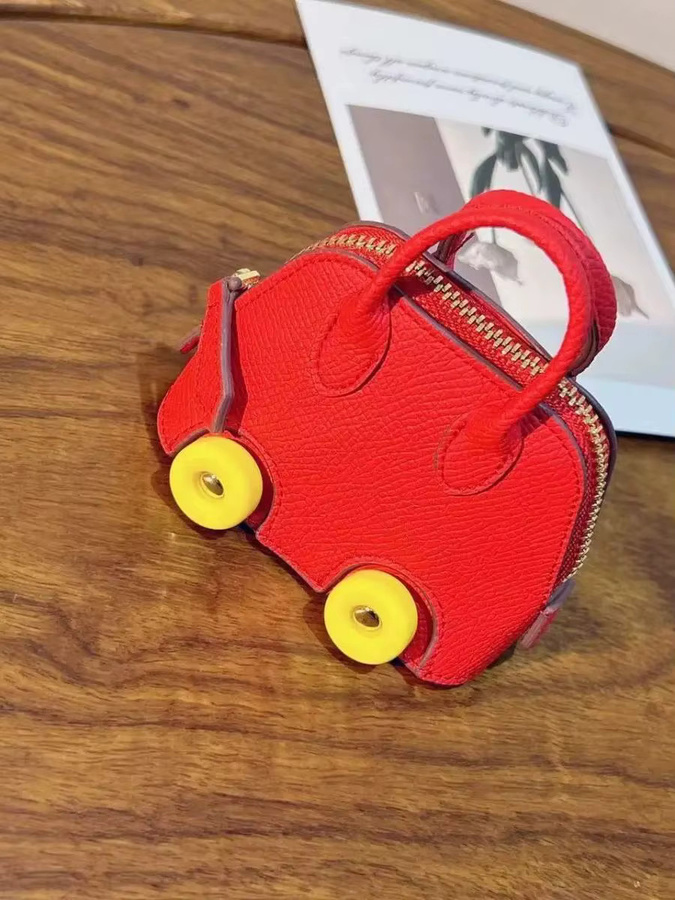Mini Auto Rad Anhänger Tasche in Rot als Dekoration und Schutzhülle für Airpods und Galaxy Buds Kopfhörer - Bild 3