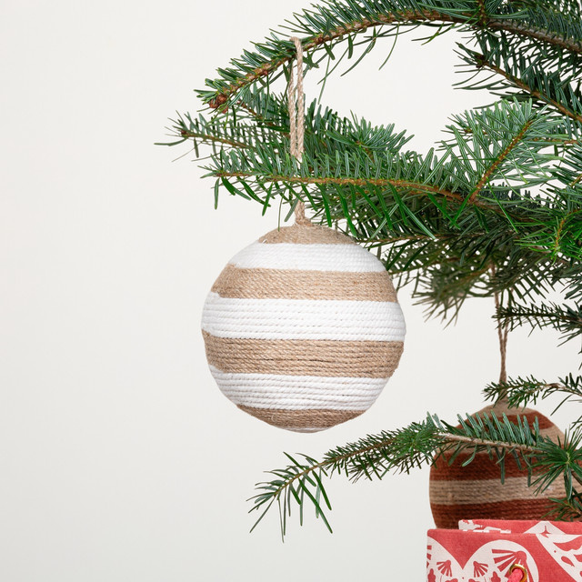 Große Weihnachtskugel von Blume2000 mit Streifenmuster in Natur und Braun, Durchmesser: 10,0 cm - Bild 1